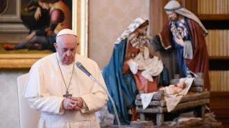 Il Papa: "Il Natale non è una festa consumistica, meditare davanti al presepe"