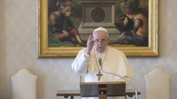 Papa Francesco durante un Angelus pronunciato nella Biblioteca del Palazzo Apostolico Vaticano / Vatican Media 