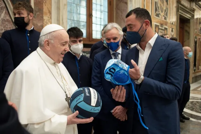 Il Papa con la squadra di calcio della città di La Spezia |  | Vatican Media / ACI Group