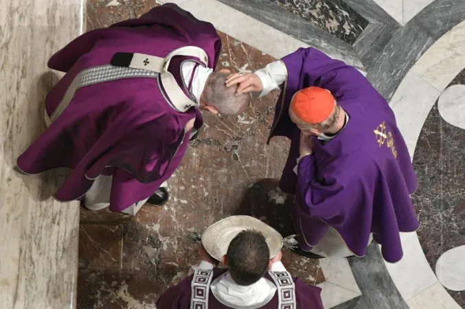 La imposizione delle Ceneri a Papa Francesco  |  | Vatican Media 