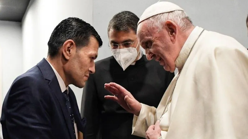 Papa Francesco e il padre di Alan  |  | Vatican Media 