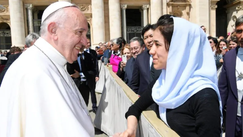 Papa Francesco e Nadia Murad | Papa Francesco e Nadia Murad durante il loro primo incontro nel 2015 | Vatican News 