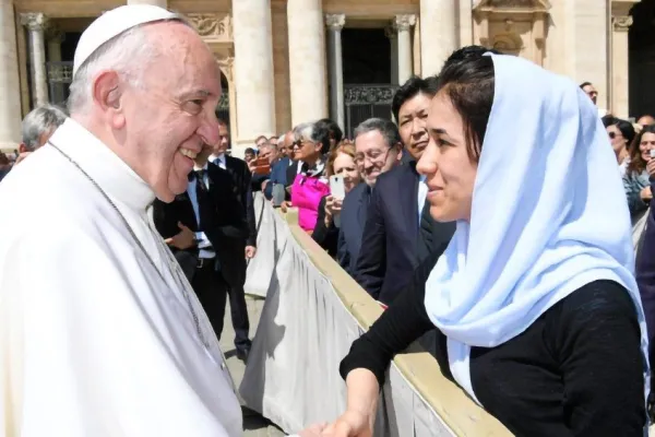 Papa Francesco e Nadia Murad durante il loro primo incontro nel 2015 / Vatican News 