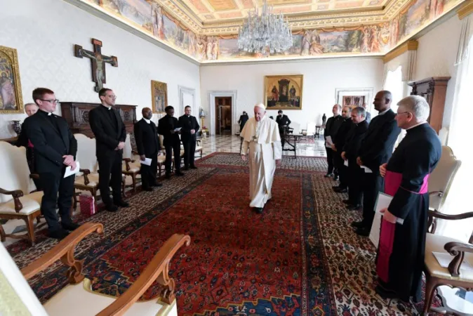 Papa Francesco con la Comunità del Pontificio Collegio Belga |  | Vatican Media / ACI Group