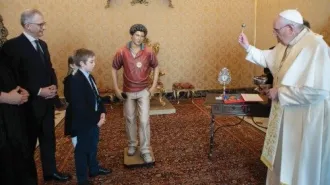 Papa Francesco ha benedetto una statua del beato Carlo Acutis