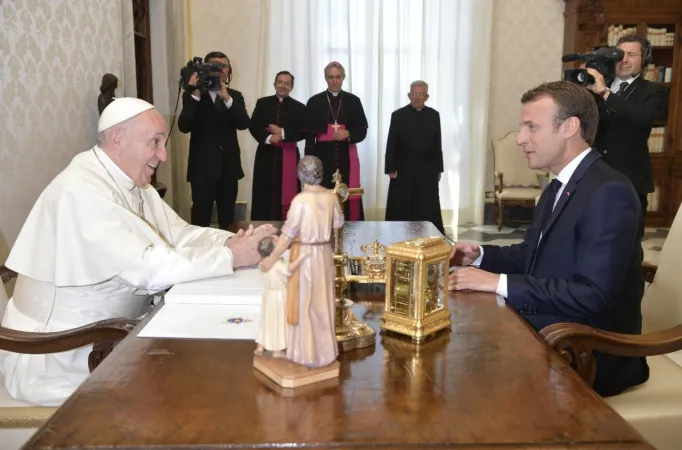 Papa Francesco e Macron, durante la visita del presidente francese in vaticano del 26 giugno 2018 | Vatican News