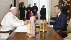 Papa Francesco e Macron, durante la visita del presidente francese in vaticano del 26 giugno 2018 / Vatican News