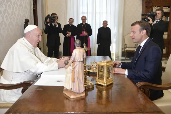 Papa Francesco e Macron, durante la visita del presidente francese in vaticano del 26 giugno 2018 / Vatican News