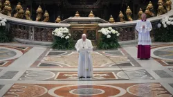Papa Francesco nella Basilica di San Pietro durante l'Urbi et Orbi di Pasqua 2020 / Vatican News 