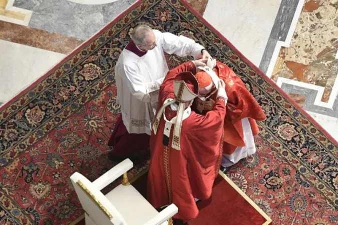 Il Papa impone il pallio al Cardinale Re il 29 giugno scorso |  | Vatican Media 