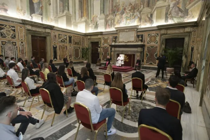 Il Papa con gli studenti di Codogno |  | Vatican Media / ACI Group