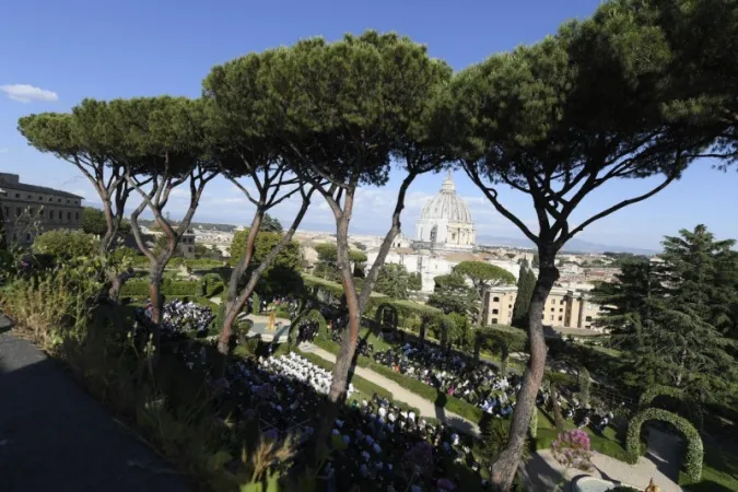Papa Francesco recita il Rosario nei Giardini Vaticani  |  | Vatican Media 
