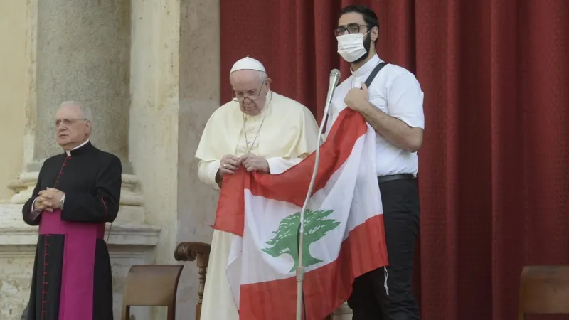 Papa Francesco con la bandiera del Libano al termine di una udienza generale | Vatican Media 
