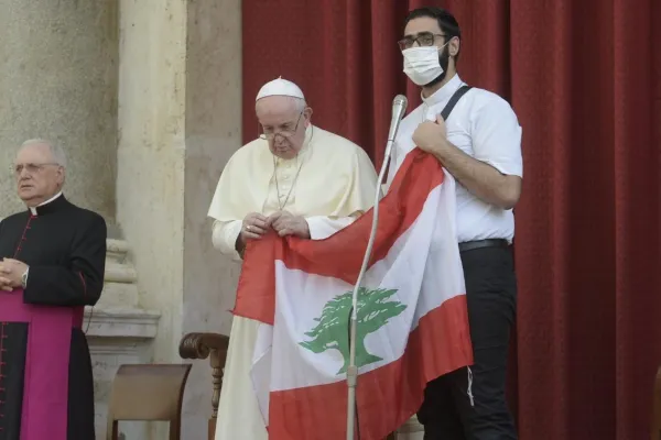 Papa Francesco con la bandiera del Libano al termine di una udienza generale / Vatican Media 