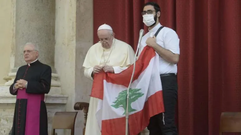 Papa Francesco con la bandiera del LIbano | Vatican Media / ACI Group