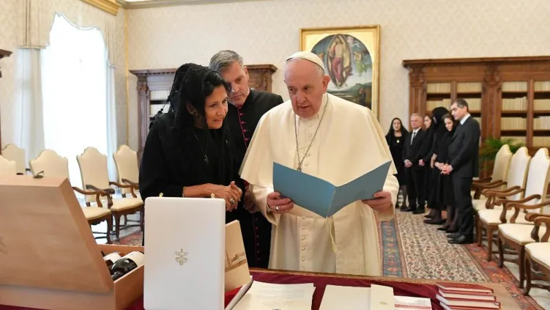 Papa Francesco con la Presidente della Repubblica di Georgia Salomé Zourabichvili |  | Vatican Media 