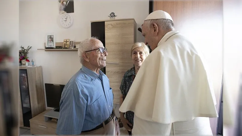 Papa Francesco e due anziani |  | Vatican Media / ACI Group