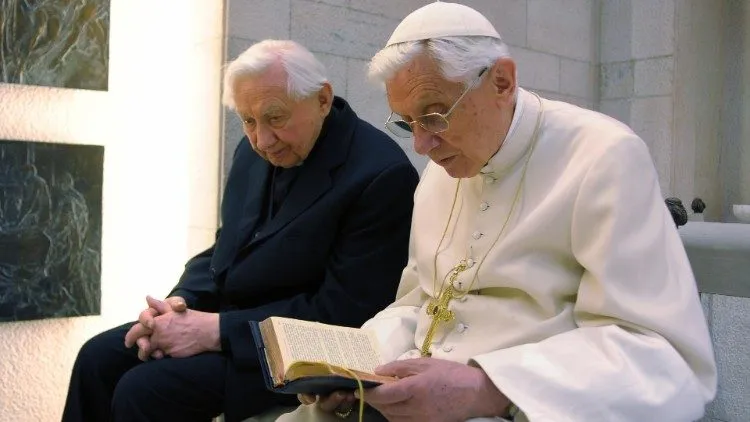 Benedetto XVI assieme a suo fratello Georg | Benedetto XVI assieme a suo fratello Georg in una foto d'archivio | Vatican Media