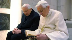 Benedetto XVI assieme a suo fratello Georg in una foto d'archivio / Vatican Media