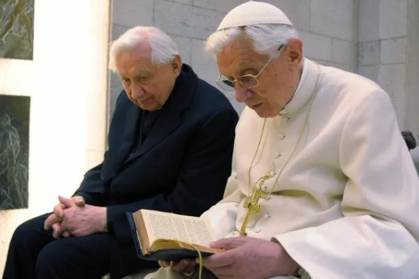 Benedetto XVI assieme a suo fratello Georg in una foto d'archivio / Vatican Media