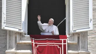 Il Papa: "Bisogna ritornare al cuore delle cose: fermarsi, stare in silenzio, pregare"