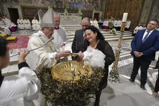 Papa Francesco, Battesimo nella Cappella Sistina |  | Vatican Media / ACI Group