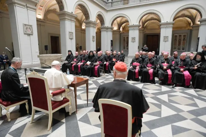 Il Papa con i vescovi ungheresi |  | Vatican media 