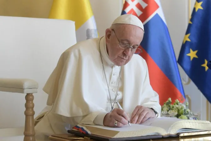 Papa Francesco, Slovacchia | Papa Francesco firma il libro d'Onore nel Palazzo Presidenziale Slovacco | Vatican Media / ACI Group