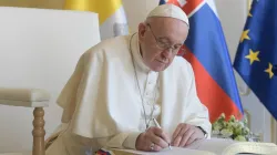 Papa Francesco firma il libro d'Onore nel Palazzo Presidenziale Slovacco / Vatican Media / ACI Group
