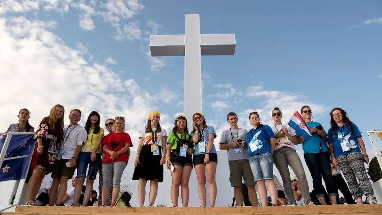 Giovani con la croce GMG | Vatican News 