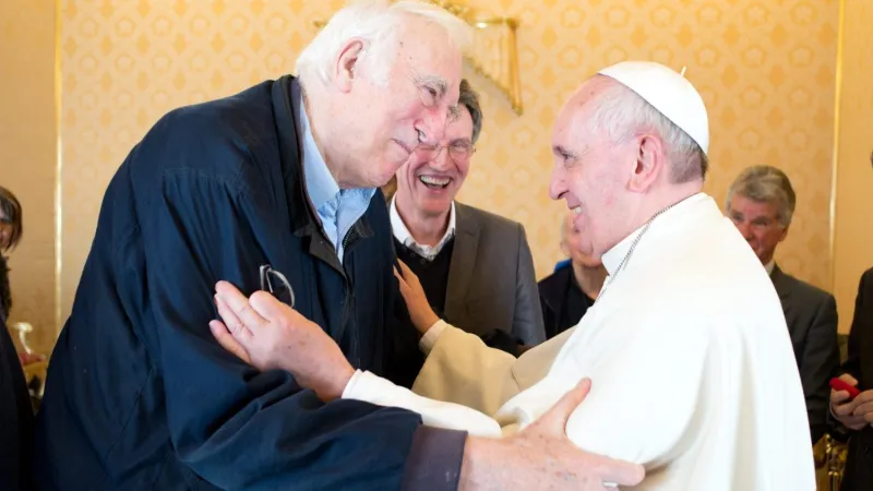 Papa Francesco e Jean Vanier in una foto di archivio prima della morte di Vanier nel 2019 |  | Vatican Media 