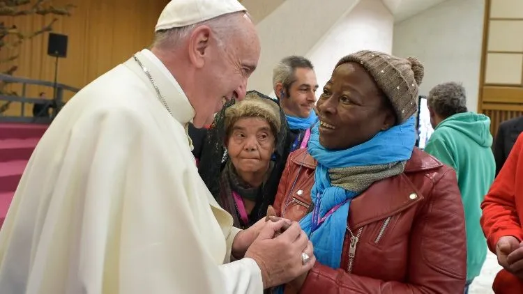 Papa Francesco con una senza tetto  |  | Vatican Media