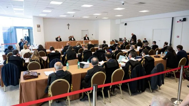 Una udienza del Tribunale Vaticano nell'aula ai Musei Vaticani | Vatican News 