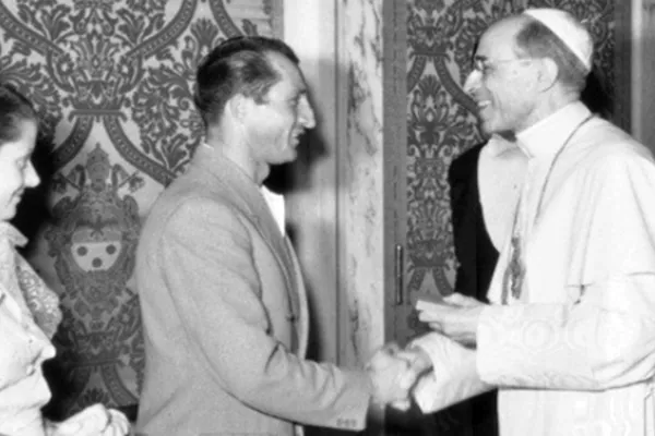 Gino Bartali e Pio XII durante un incontro nel 1948 / Vatican News 
