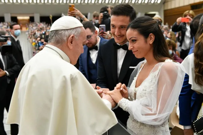 Il Papa con una coppia di sposi |  | Vatican Media / ACI Group