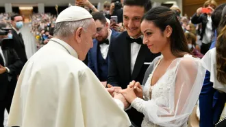 Il Papa ai coniugi in difficoltà: "La crisi non è una maledizione, fa parte del cammino"