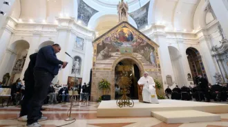 Il Papa ad Assisi: "È tempo che ai poveri sia restituita la parola"
