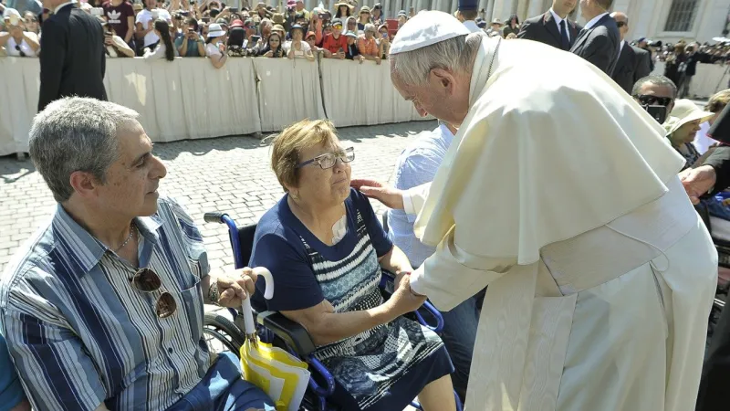 Il Papa e alcuni disabili |  | Vatican Media / ACI Group
