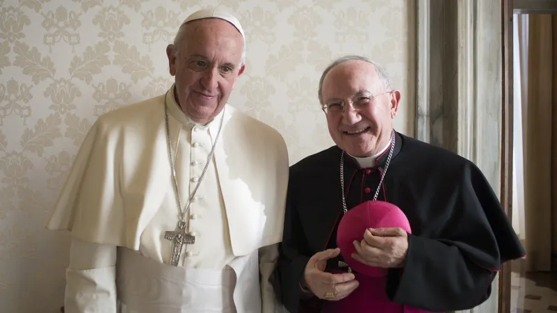 Il Nunzio Cavalli con Papa Francesco  |  | Vatican Media 