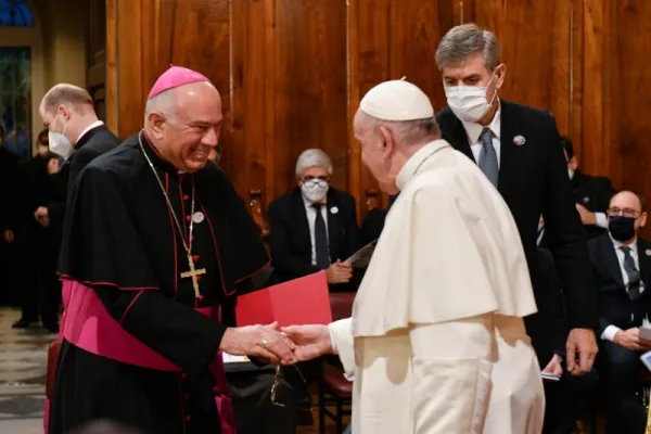 L'arcivescovo Rossolatos con Papa Francesco durante il recentet viaggio di Papa Francesco in Grecia / Vatican Media / ACI Group