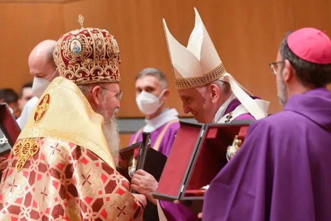 Papa Francesco saluta l'esarca Nin al termine della celebrazione del 5 dicembre 2021 ad Atene | Vatican Media / ACI Group