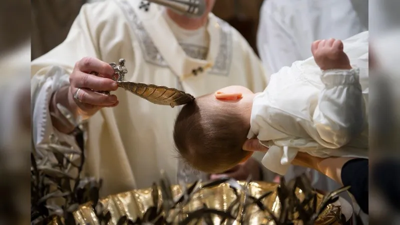Il Papa battezza un bambino |  | Vatican Media / ACI Group