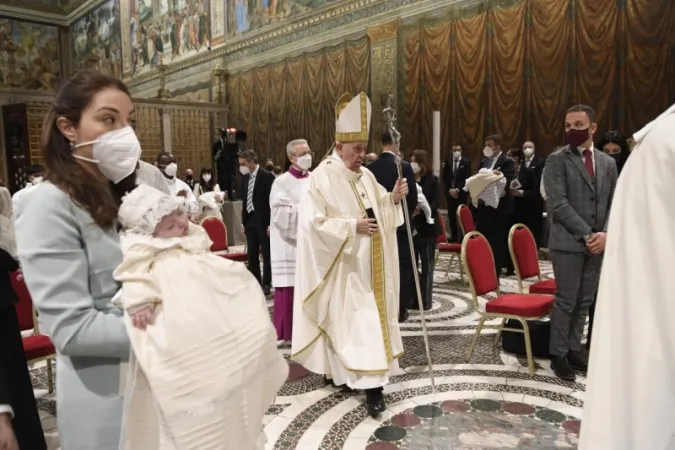 Il Papa battezza nella Cappella Sistina |  | Vatican Media / ACI group