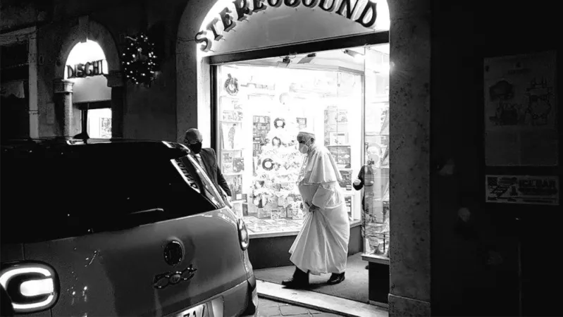 Papa Francesco nel negozio dischi |  | Javier Martinez Brocal, profilo social