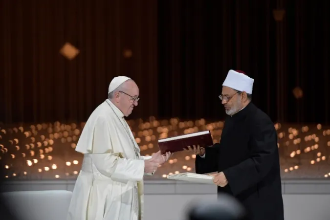 Documento sulla “Fratellanza Umana per la Pace Mondiale e la convivenza comune” firmato da Sua Santità Papa Francesco e il Grande Imam di Al-Azhar Aha |  | Vatican Media / ACI group
