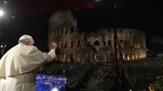  Via Crucis al Colosseo con Papa Francesco. Sono le famiglie a portare la croce