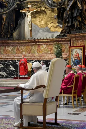 Il cardinale Re tiene la omelia delle esequie  |  | Vatican Media 