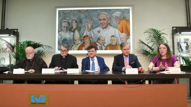 La conferenza stampa di presidente, segretario e alcuni membri della Pontificia Commissione per la Tutela dei Minori, Radio Vaticana, Sala Marconi, 29 aprile 2022 | Vatican News 