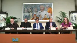 La conferenza stampa di presidente, segretario e alcuni membri della Pontificia Commissione per la Tutela dei Minori, Radio Vaticana, Sala Marconi, 29 aprile 2022 / Vatican News 