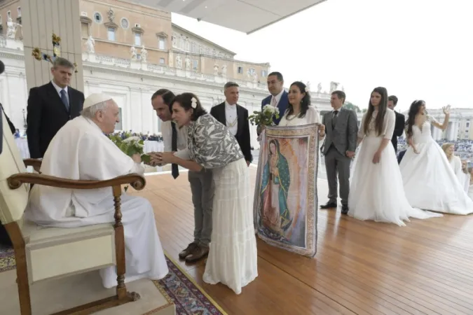 Il Papa con gli sposi |  | Vatican Media / ACI Group